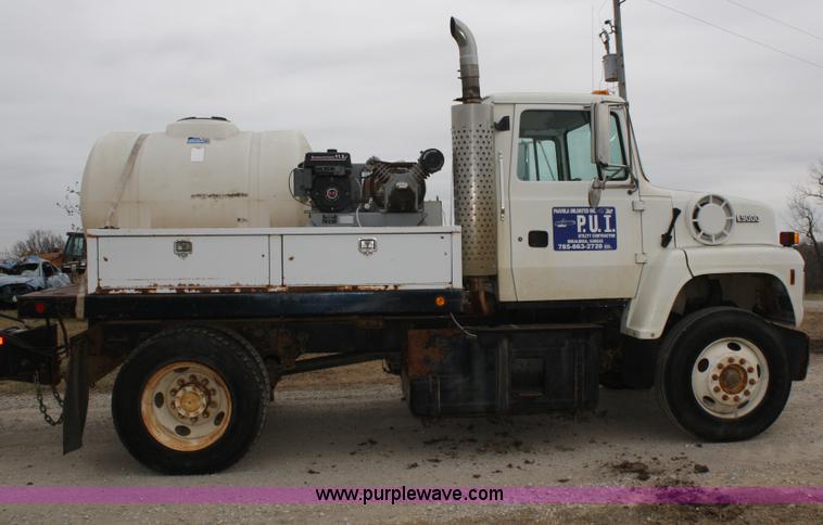 image for item A6599 1995 Ford L9000 flatbed truck