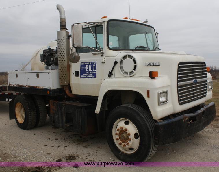 image for item A6599 1995 Ford L9000 flatbed truck