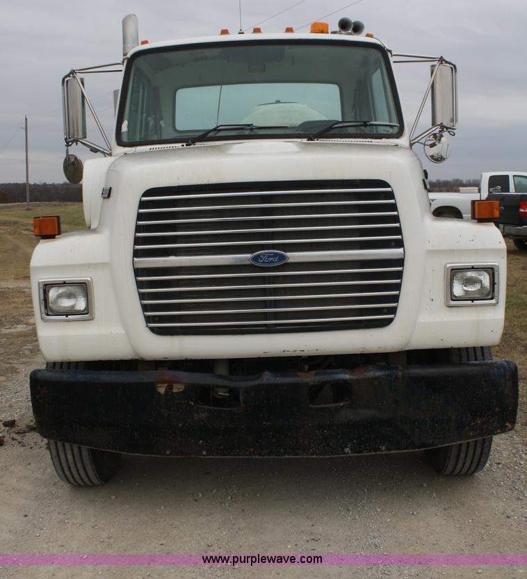 image for item A6599 1995 Ford L9000 flatbed truck