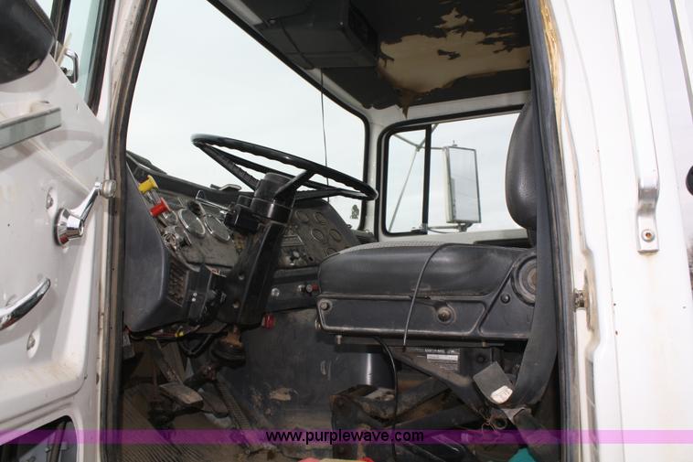 image for item A6599 1995 Ford L9000 flatbed truck