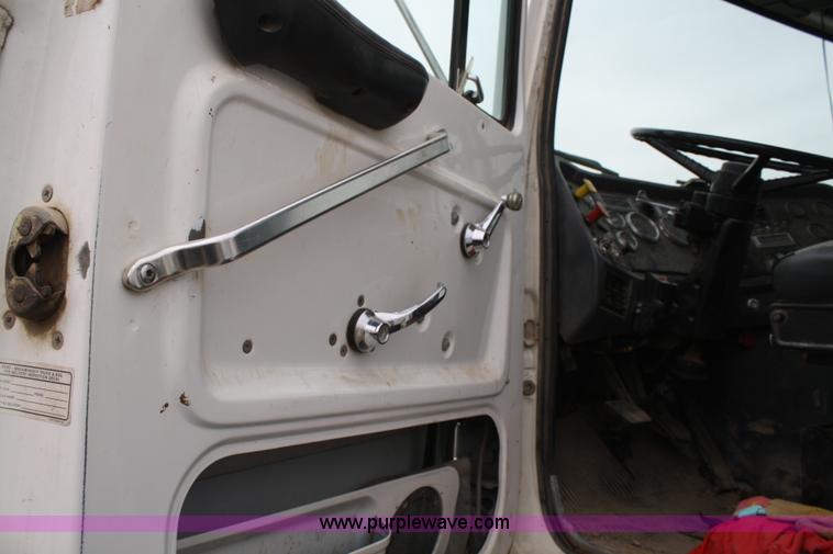 image for item A6599 1995 Ford L9000 flatbed truck
