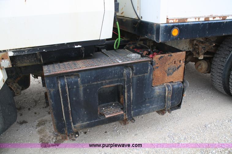 image for item A6599 1995 Ford L9000 flatbed truck