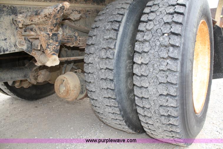 image for item A6599 1995 Ford L9000 flatbed truck