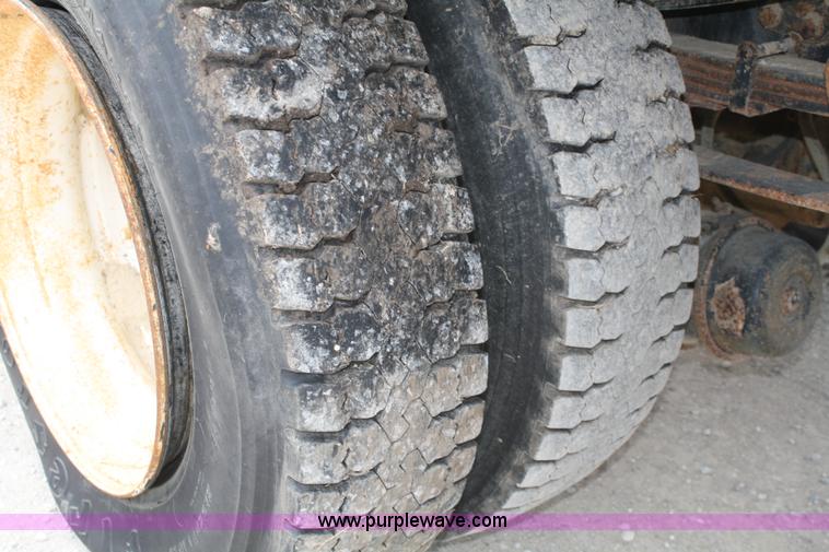 image for item A6599 1995 Ford L9000 flatbed truck