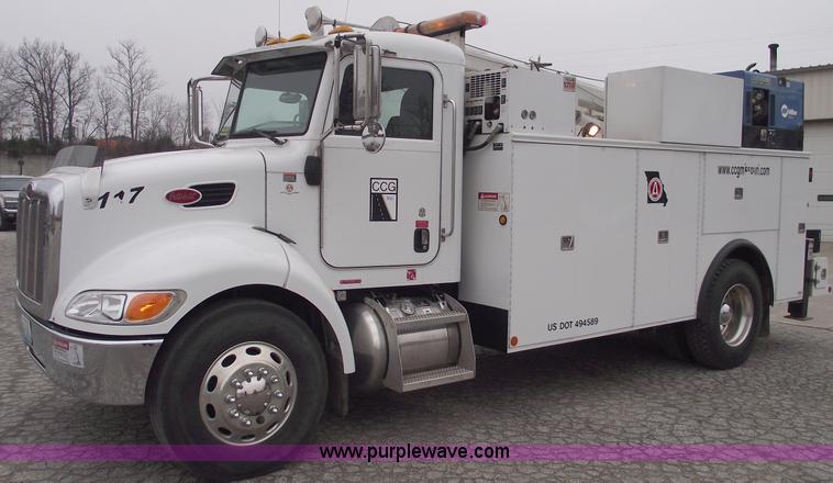 image for item C5872 2007 Peterbilt 335 service truck