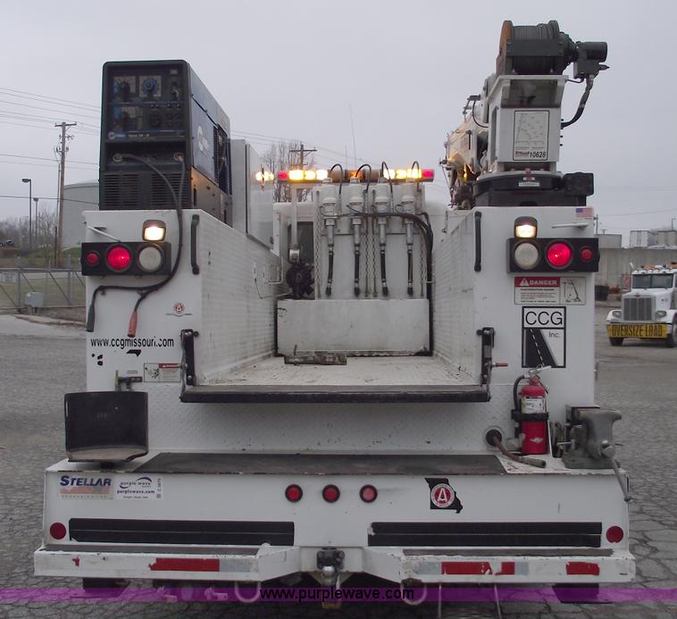 image for item C5872 2007 Peterbilt 335 service truck