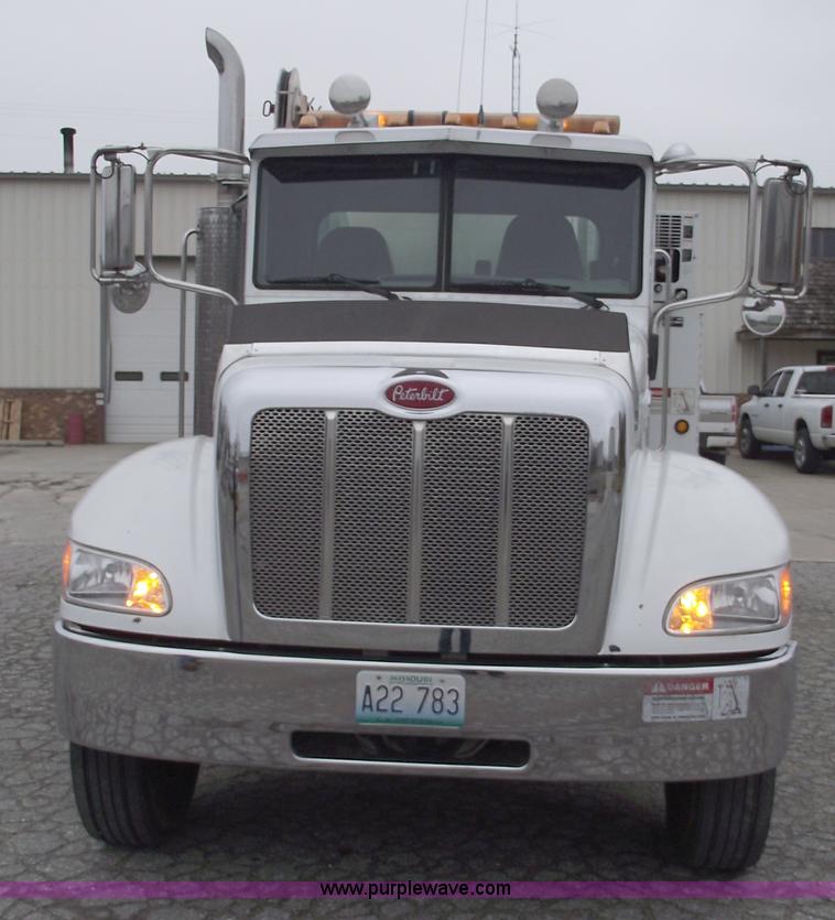 image for item C5872 2007 Peterbilt 335 service truck