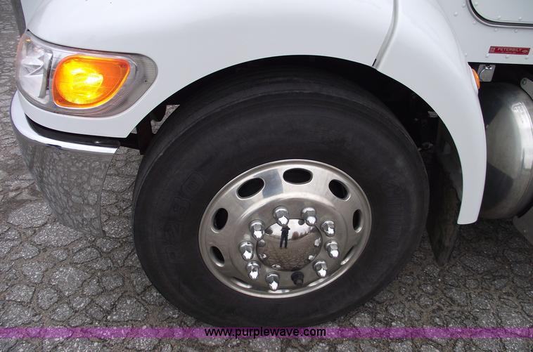 image for item C5872 2007 Peterbilt 335 service truck