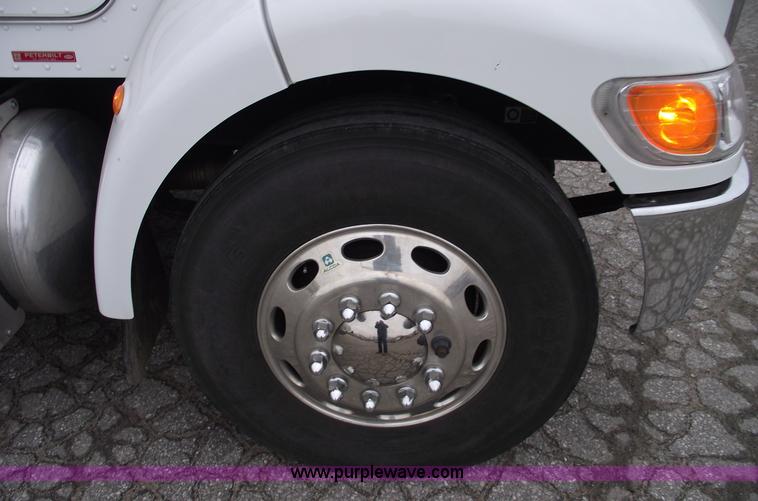 image for item C5872 2007 Peterbilt 335 service truck