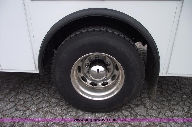 image for item C5872 2007 Peterbilt 335 service truck