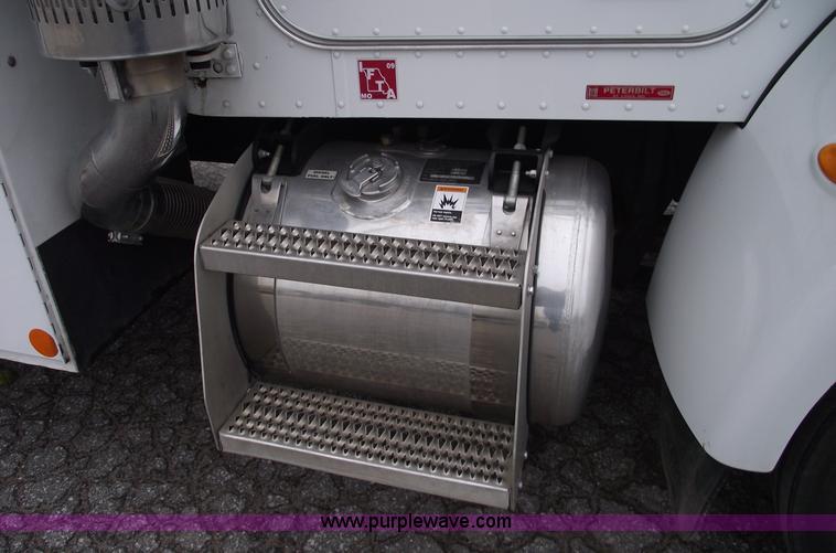 image for item C5872 2007 Peterbilt 335 service truck