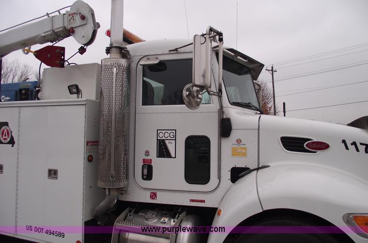 image for item C5872 2007 Peterbilt 335 service truck