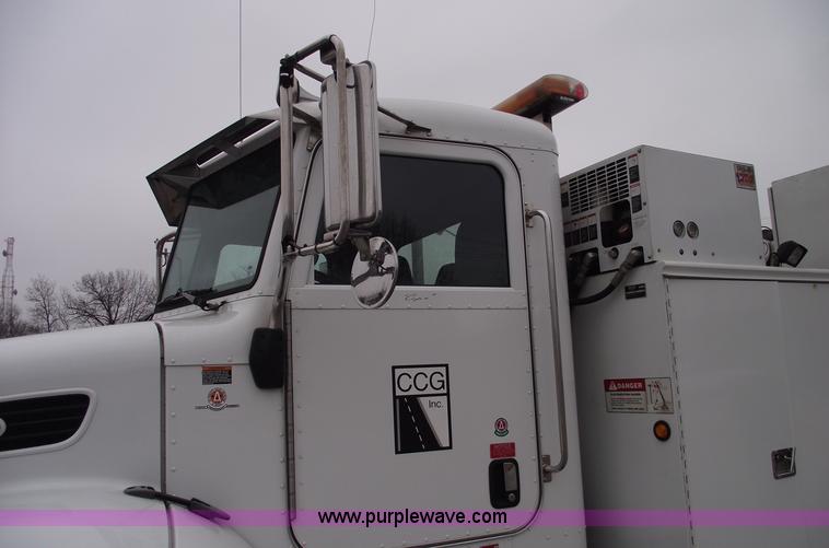 image for item C5872 2007 Peterbilt 335 service truck