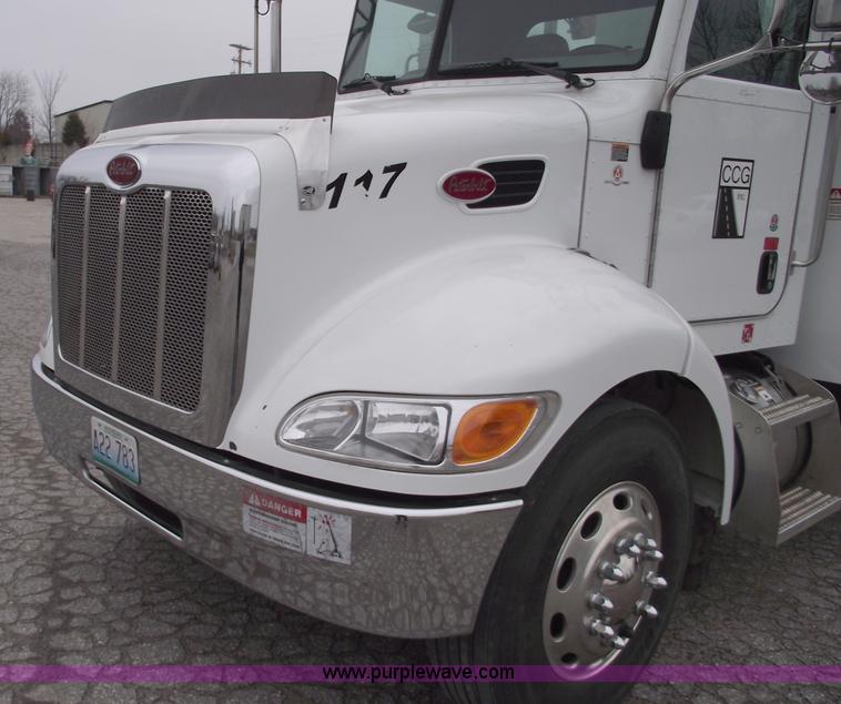 image for item C5872 2007 Peterbilt 335 service truck