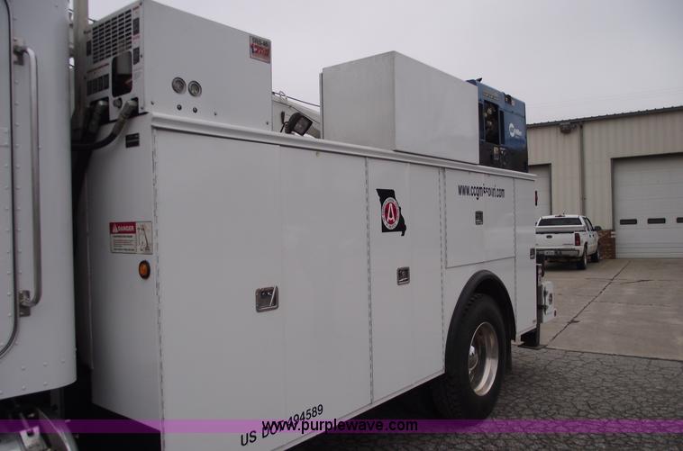 image for item C5872 2007 Peterbilt 335 service truck