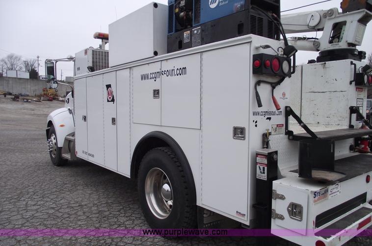 image for item C5872 2007 Peterbilt 335 service truck