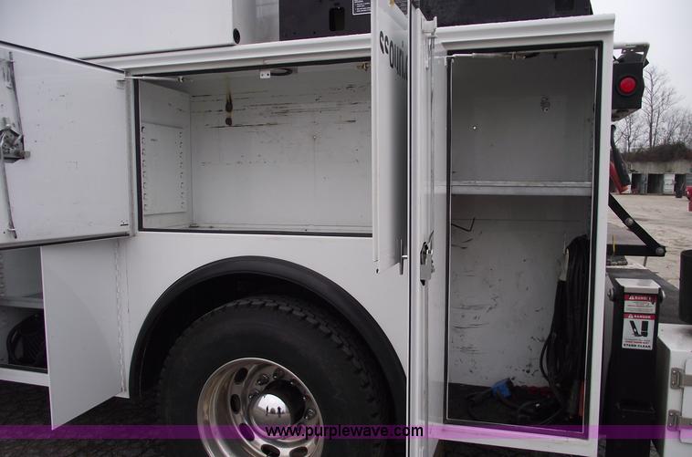 image for item C5872 2007 Peterbilt 335 service truck