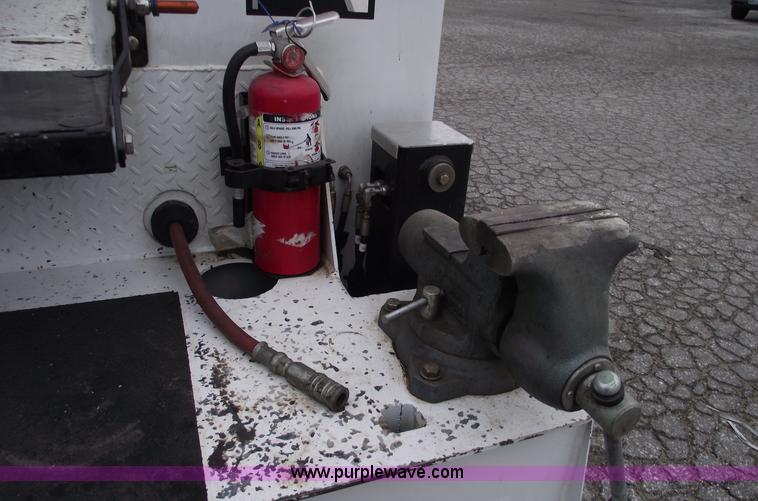 image for item C5872 2007 Peterbilt 335 service truck