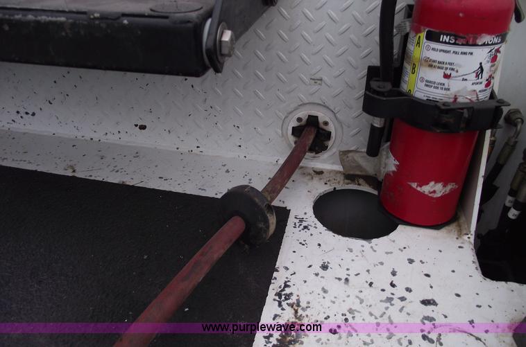 image for item C5872 2007 Peterbilt 335 service truck