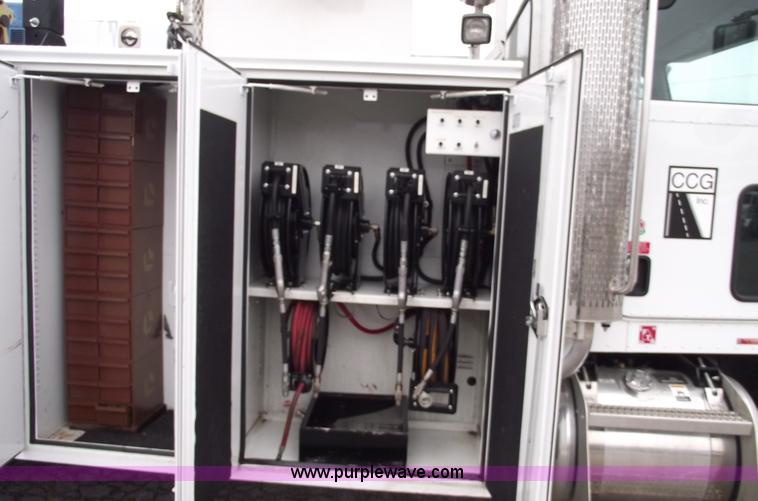 image for item C5872 2007 Peterbilt 335 service truck