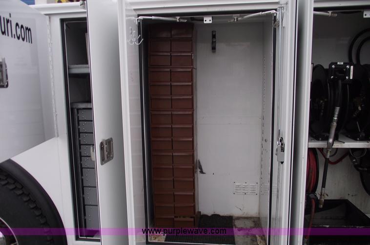 image for item C5872 2007 Peterbilt 335 service truck