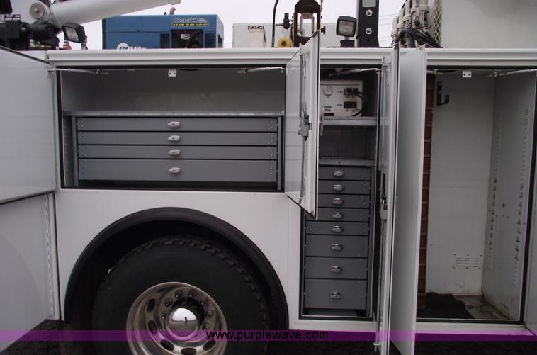 image for item C5872 2007 Peterbilt 335 service truck