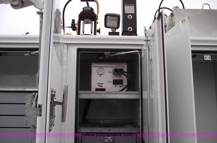 image for item C5872 2007 Peterbilt 335 service truck