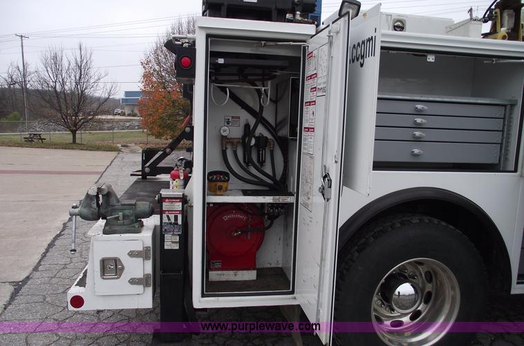 image for item C5872 2007 Peterbilt 335 service truck