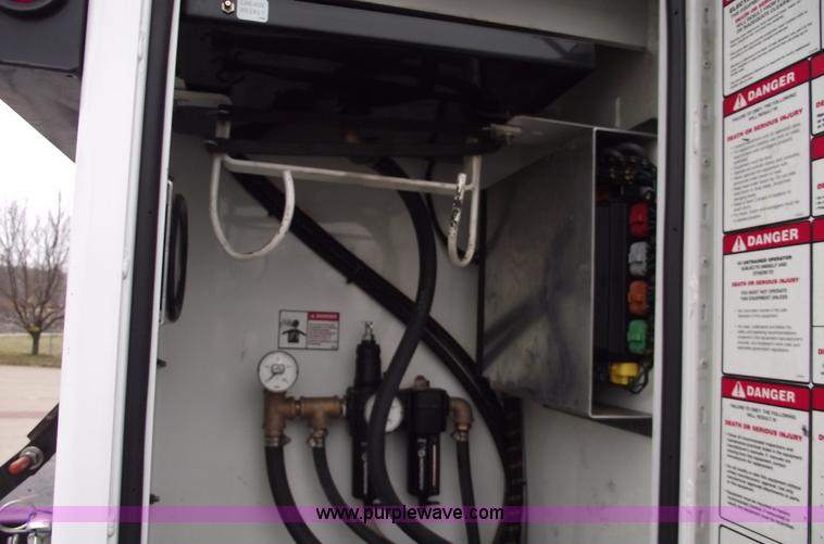 image for item C5872 2007 Peterbilt 335 service truck