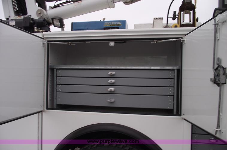 image for item C5872 2007 Peterbilt 335 service truck