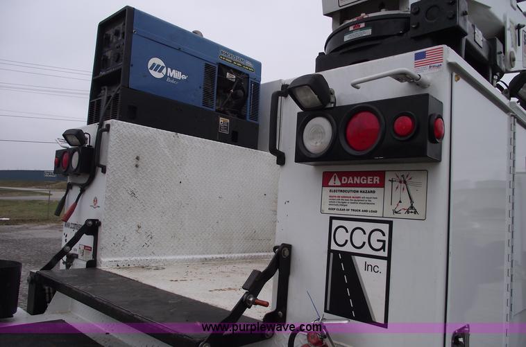 image for item C5872 2007 Peterbilt 335 service truck