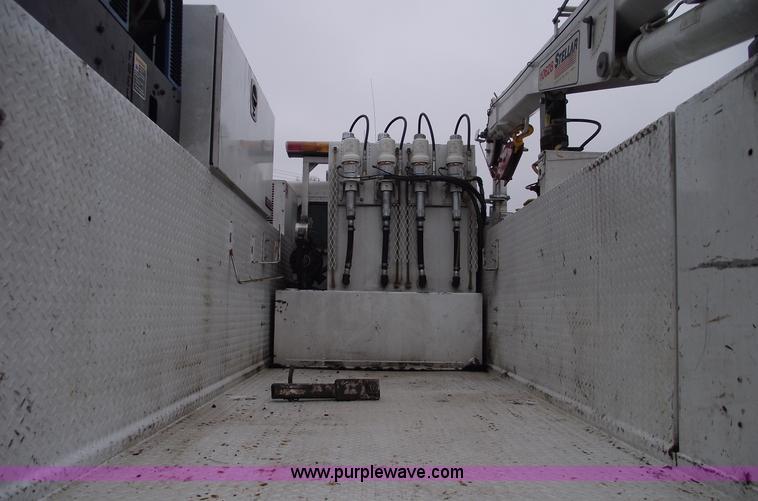 image for item C5872 2007 Peterbilt 335 service truck