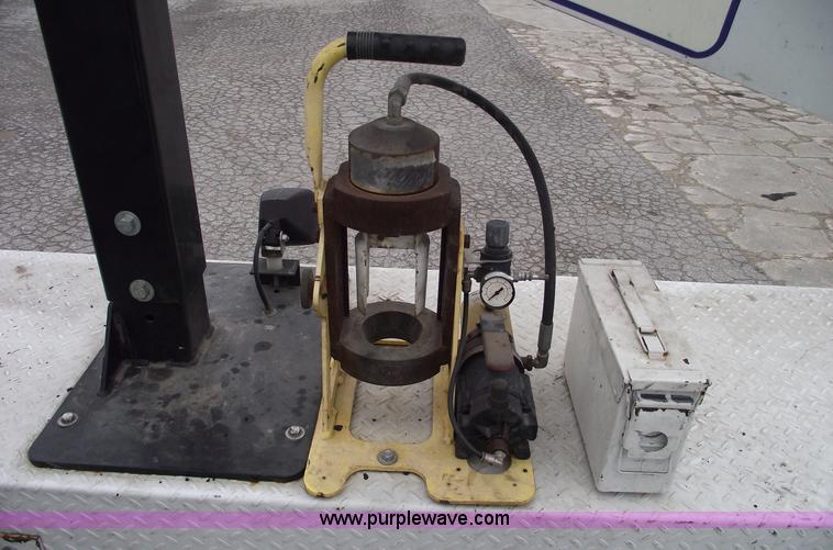 image for item C5872 2007 Peterbilt 335 service truck