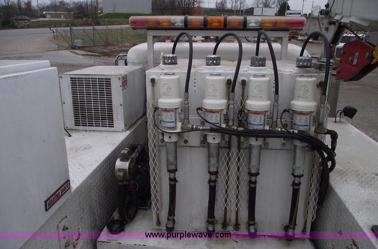 image for item C5872 2007 Peterbilt 335 service truck