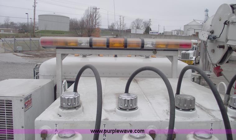 image for item C5872 2007 Peterbilt 335 service truck