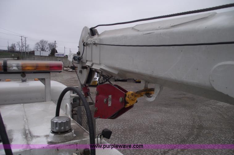 image for item C5872 2007 Peterbilt 335 service truck