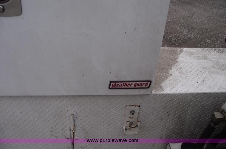 image for item C5872 2007 Peterbilt 335 service truck