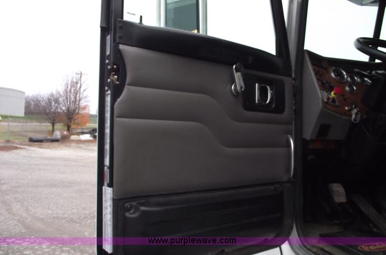 image for item C5872 2007 Peterbilt 335 service truck