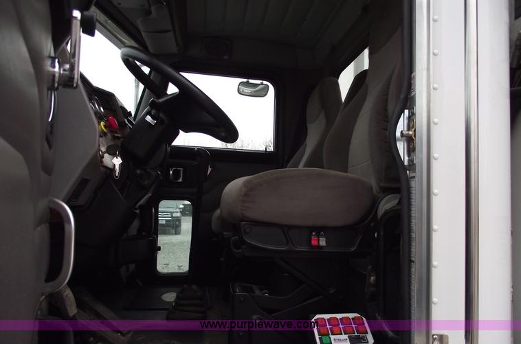 image for item C5872 2007 Peterbilt 335 service truck