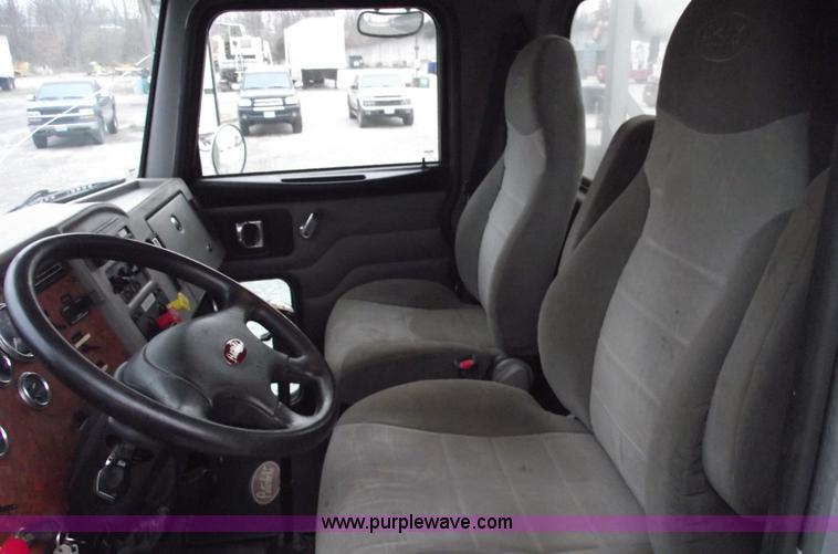 image for item C5872 2007 Peterbilt 335 service truck