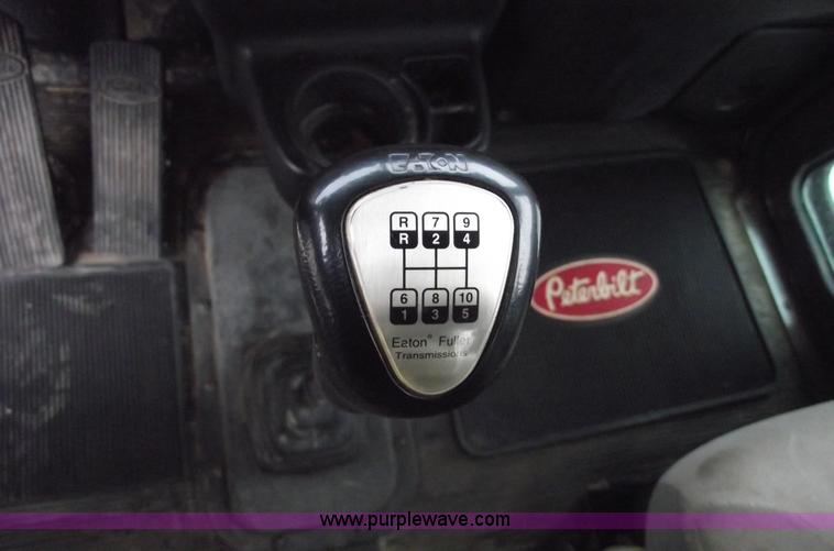 image for item C5872 2007 Peterbilt 335 service truck