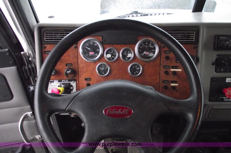 image for item C5872 2007 Peterbilt 335 service truck