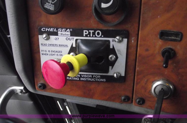 image for item C5872 2007 Peterbilt 335 service truck