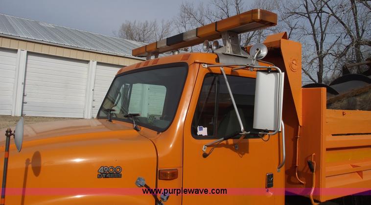 image for item C5915 1999 International 4900 dump truck