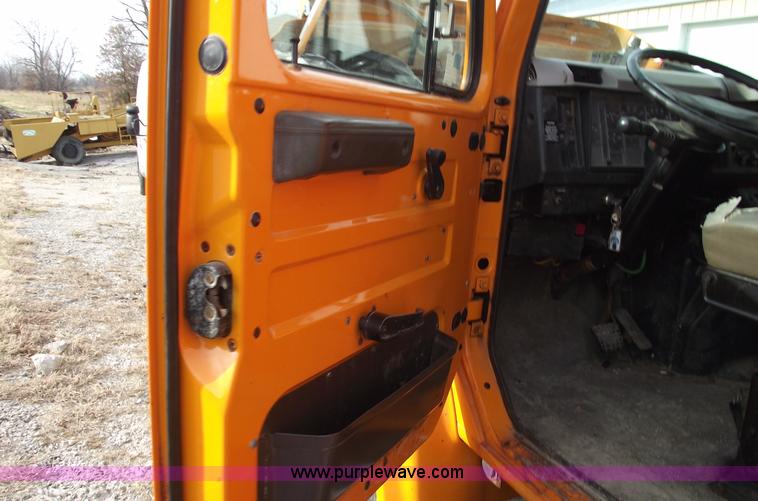 image for item C5915 1999 International 4900 dump truck