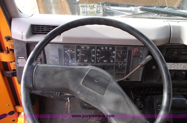 image for item C5915 1999 International 4900 dump truck