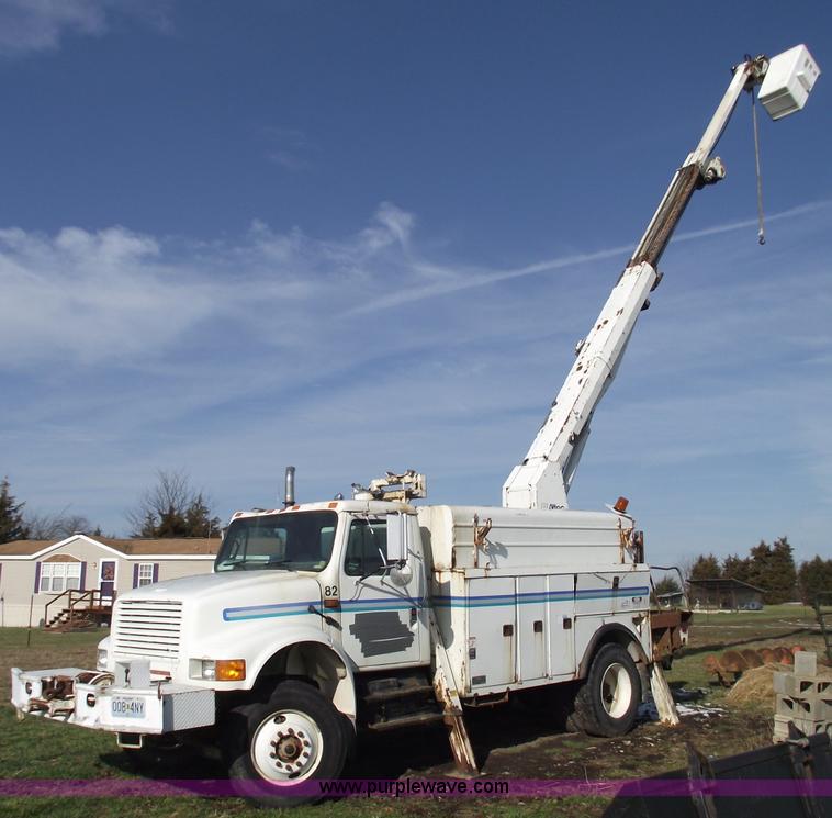 image for item C5932 1990 International 4900 digger derrick truck
