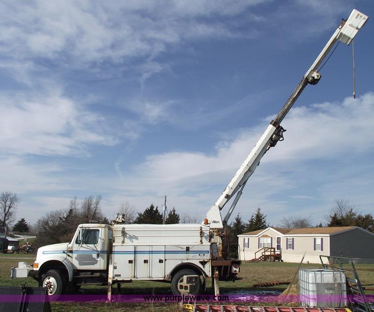 image for item C5932 1990 International 4900 digger derrick truck