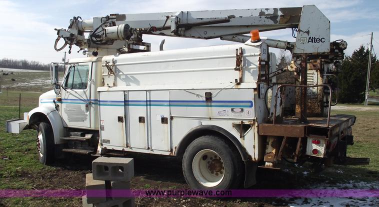 image for item C5932 1990 International 4900 digger derrick truck
