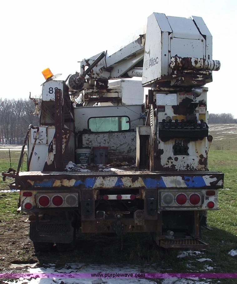 image for item C5932 1990 International 4900 digger derrick truck